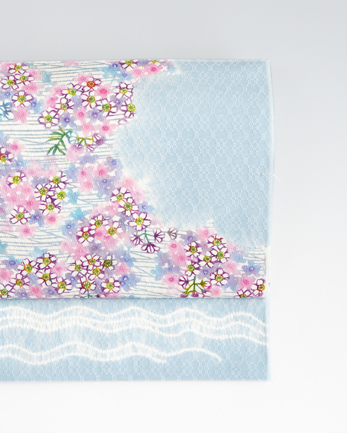 岩井香楠子 制作：型絵染め九寸名古屋帯『流れに桜』